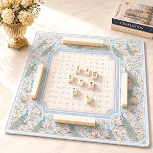 Elegante tappetino da Mahjong in stile Chinoiserie con stampa di pavone e fiori / Protezione per tavolo da gioco raffinata / Regalo perfetto per l'arredamento di casa in azzurro pastello