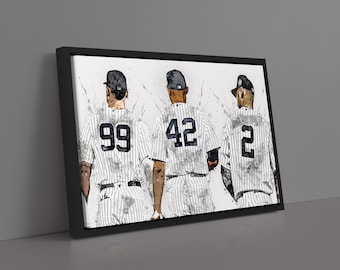 Op de afbeelding: Kunstwerk met drie honkbalspelers in gestreepte shirts met de nummers 99, 42 en 2 op hun rug. De spelers dragen petten en staan tegen een witte en grijze achtergrond. Het kunstwerk is ingelijst in een zwarte lijst.