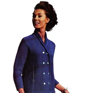 Könnte beinhalten: Vintage Modeillustration mit einer Frau in einer marineblauen, zweireihigen Jacke mit hellblauen Knöpfen und einem leuchtend pinkfarbenen Bleistiftrock. Die Jacke hat ein strukturiertes Strickmuster.