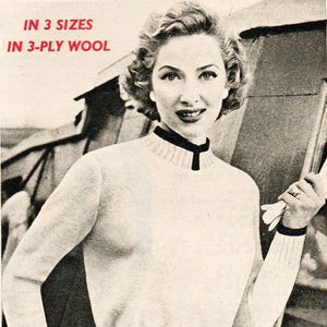 Könnte beinhalten: Vintage-Werbung mit einer Frau in einem cremefarbenen Pullover mit schwarzen Verzierungen an Kragen und Manschetten. Der Pullover hat einen gerippten Bund und Manschetten. Der Text oben links lautet "IN 3 SIZES" und "IN 3-PLY WOOL".