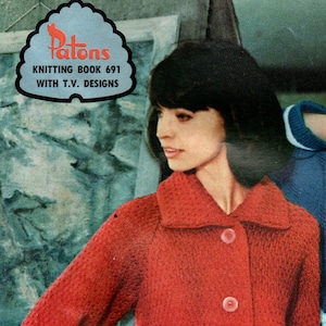 Peut inclure: Une femme porte une veste rouge tricotée avec des boutons et un col. La veste a des poches et fait partie d'un livre de tricot, "Patons Knitting Book 691 with T.V. Designs". L'image est tirée de la page 14.