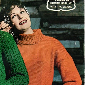 Könnte beinhalten: Ein orangefarbener Rollkragenpullover mit Rippendetails und einem strukturierten Muster an Taille und Manschetten. Das Bild zeigt auch einen grünen Pullover und den Text "Knitting Book 691 with T.V. Designs" und "Page 13".