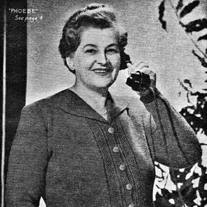 Könnte beinhalten: Schwarz-Weiß-Bild einer Frau in einem Cardigan mit Knöpfen. Der Cardigan hat einen Kragen und ist vorne zugeknöpft. Das Bild enthält den Text "PHOEBE" und "See page 4".