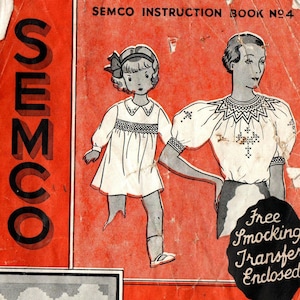 Puede incluir: Portada de libro de instrucciones de costura vintage, roja, con ilustraciones de una mujer y una niña con vestidos blancos. La portada dice "SEMCO INSTRUCTION BOOK NO 4" y presenta las palabras "SMOCKING, TAPESTRY, FAGGOTING, APPLIQUE, PUNCHWORK".