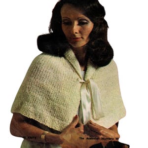 Pode incluir: Capa de malha creme com gola redonda e fecho de laço de fita branca. A capa é feita de um fio texturizado. A imagem também inclui o texto "The Australian Women's Weekly Knits."
