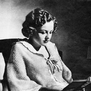 Könnte beinhalten: Schwarz-Weiß-Bild einer Person, die ein Buch liest. Die Person trägt einen hellen, strukturierten Pullover mit Kragen und Schleife. Das Bild hat einen Vintage- und klassischen Look.