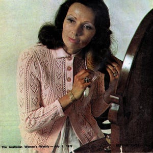 Puede incluir: Un cárdigan rosa claro con un patrón en forma de corazón. El cárdigan tiene cuello y está abotonado. La imagen también incluye el texto "The Australian Women's Weekly - July 5, 1972."
