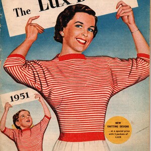 Peut inclure: Couverture de magazine vintage avec une femme et un enfant portant des pulls rayés rouges et blancs assortis. La femme sourit, et l'enfant tient une pancarte avec "1951". Le texte "The Lux" est en haut, avec "NEW KNITTING DESIGNS" et d'autres textes en bas.