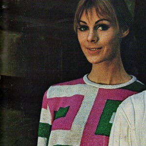Könnte beinhalten: Ein Kleid im Vintage-Stil mit einem geometrischen Muster in Rosa, Grün und Weiß. Das Kleid hat kurze Ärmel und eine knielange Saumlinie. Das Model trägt das Kleid, eine weitere Person ist teilweise rechts im Bild zu sehen.