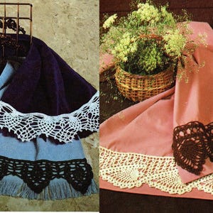 Op de afbeelding: Twee afbeeldingen met gehaakte items. Eén afbeelding toont een donkerblauwe handdoek met een witte gehaakte kanten rand en een zwarte gehaakte kanten rand. De andere afbeelding toont een roze tafelkleed met een bruine en witte gehaakte kanten rand.