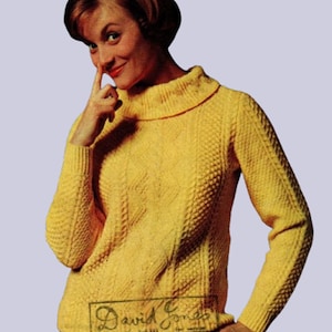 Könnte beinhalten: Ein gelber Vintage-Strickpullover mit einem strukturierten Rautenmuster und einem Rollkragen. Der Pullover hat lange Ärmel und wird von einer Person getragen. Das Bild hat eine Retro-Ästhetik.
