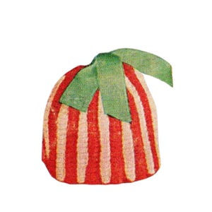 Peut inclure: Un chapeau fantaisiste à rayures rouges et crème, surmonté d'un nœud vert. Le design du chapeau présente des rayures verticales, créant une esthétique ludique et vintage. Le nœud vert ajoute une touche de couleur contrastante.
