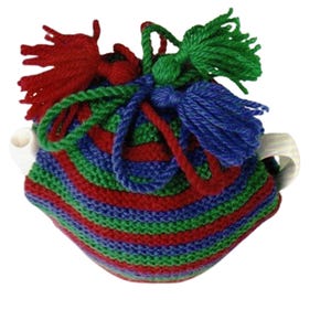 Könnte beinhalten: Ein gestrickter Teewärmer mit horizontalen Streifen aus rotem, grünem und blauem Garn. Die Oberseite ist mit passenden Garnkordeln gerafft und mit drei dekorativen Quasten in Rot, Grün und Blau versehen. An den Seiten ragen weiße Keramikgriffe hervor.