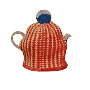 Könnte beinhalten: Eine rot-cremefarbene gestrickte Teewärmer mit einem blauen Bommel oben. Der Teewärmer ist so konzipiert, dass er über eine Teekanne passt und den Tee warm hält. Der Teewärmer hat ein Rippenmuster.