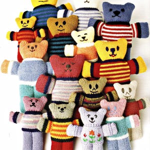 Peut inclure: Une collection de petits ours en peluche tricotés à la main dans diverses couleurs et motifs. Chaque ours présente des détails faciaux brodés, incluant yeux, nez et bouches, et porte un pull ou une chemise tricotée à rayures, unis ou à motifs floraux.