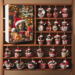 Op de afbeelding: Een houten plank toont een kerst adventskalender en teckel ornamenten. De adventskalender toont een teckel met een kerstmuts. De ornamenten omvatten teckels met kerstmutsen, sommige in decoratieve bekers en andere als hangende ornamenten.