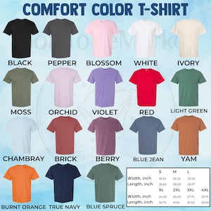 Pu&ograve; includere: Una tabella colori di magliette Comfort Colors con vari colori tinta unita, tra cui nero, pepe, fioritura, bianco, avorio, muschio, orchidea, viola, rosso, verde chiaro, chambray, mattone, bacca, blu jeans, igname, arancione bruciato, blu navy e blu abete. Taglie S-4XL.