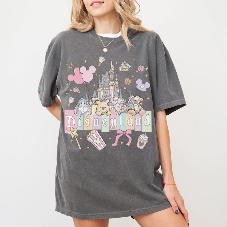 Camiseta retro de Winnie the Pooh y sus amigos de Disneyland, camisetas para el viaje de chicas a Disney 2026, camiseta de Winnie the Pooh, Tigger, Piglet y Eeyore, viaje de vacaciones a Disney 2026 imagen 4