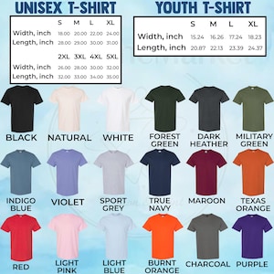 Pu&ograve; includere: Una selezione di t-shirt unisex e per ragazzi in vari colori, tra cui nero, bianco e blu navy. L'immagine mostra tabelle delle taglie con misure in cm per adulti e ragazzi. Le magliette sono disponibili nelle taglie S-5XL.