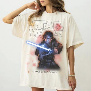 Peut inclure: Ensemble de trois tasses en c&eacute;ramique avec une finition mate et mouchet&eacute;e. Chaque tasse est de couleur diff&eacute;rente : bleu clair, cr&egrave;me et grise. Les tasses ont un design simple et moderne avec une anse confortable.