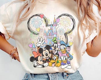 Chemise Comfort Colors® Vacances en famille 2026, chemise souris et amis, chemise L'endroit le plus heureux de la planète, chemise dessin animé pour enfant, chemise Royaume magique