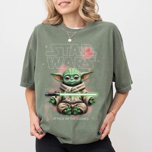 Peut inclure: Une tasse en c&eacute;ramique blanche avec une anse noire et le texte "But First, Coffee" en noir gras. La tasse est pos&eacute;e sur une surface blanche. La tasse mesure environ 10 cm de haut.