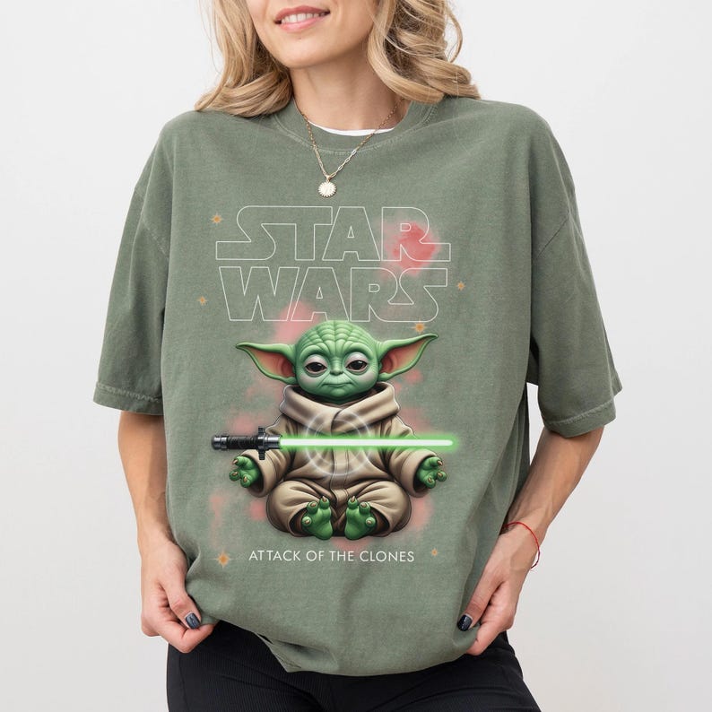 Peut inclure: Une tasse en c&eacute;ramique blanche avec une anse noire et le texte "But First, Coffee" en noir gras. La tasse est pos&eacute;e sur une surface blanche. La tasse mesure environ 10 cm de haut.