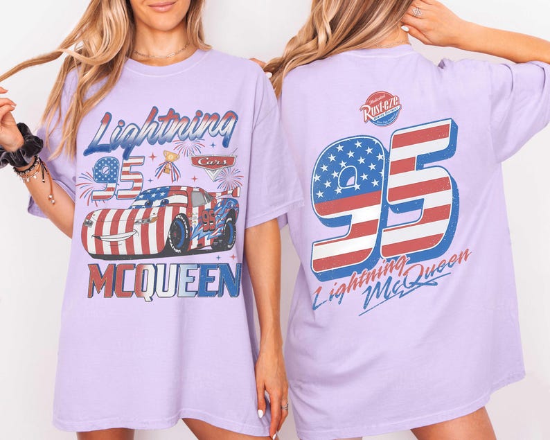 Może przedstawiać: Jasnofioletowy t-shirt z grafiką Lightning McQueen z przodu oraz napisem Lightning 95 McQueen. Z tyłu znajduje się duża liczba 95 w czerwono-biało-niebieski wz&oacute;r flagi z napisem Lightning McQueen oraz logo Rust-eze.
