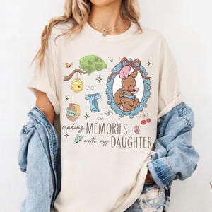 Op de afbeelding: Een rustiek houten bord met de tekst "Welcome to our porch" in witte letters. Het bord heeft een verweerde afwerking en een eenvoudig, uitnodigend ontwerp, perfect voor buitendecoratie.