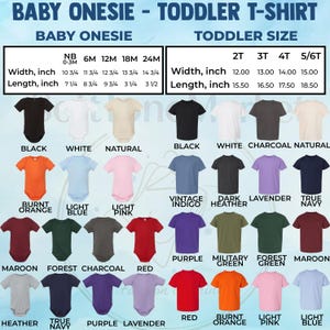 Pu&ograve; includere: Una tabella delle taglie per body da neonato e t-shirt per bambini piccoli. Le taglie per neonati vanno da neonato a 24 mesi, con misure in pollici. Le taglie per bambini piccoli vanno da 2T a 5/6T, sempre in pollici. Vengono mostrati vari colori.