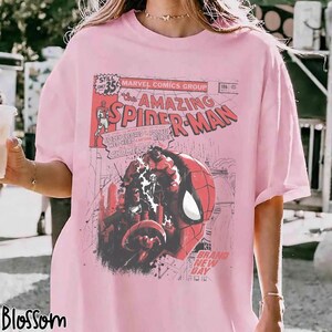 Może przedstawiać: Biały ceramiczny kubek z czarnym uchwytem i napisem "But First, Coffee" czarną, odręczną czcionką. Kubek stoi na białej powierzchni.