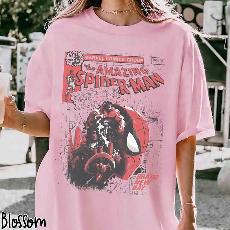 Może przedstawiać: Biały ceramiczny kubek z czarnym uchwytem i napisem "But First, Coffee" czarną, odręczną czcionką. Kubek stoi na białej powierzchni.