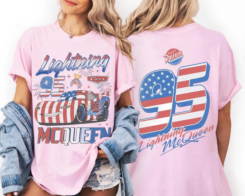 Może przedstawiać: Jasnor&oacute;żowy t-shirt z grafiką samochodu wyścigowego w amerykańskie flagi, napisem Lightning McQueen i numerem 95. Z tyłu koszulki znajduje się duży numer 95 z paskami w stylu amerykańskiej flagi oraz logo Rust-eze.