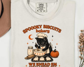 Camiseta de Halloween con diseño de gato brujo, camiseta de repostería con gato negro de Spooky Biscuits Bakery, Comfort Colors®
