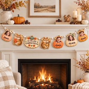 Könnte beinhalten: Eine dekorative Girlande mit Holzausschnitten von Eichhörnchen und Kürbissen, personalisierten Fotoeinsätzen von Personen und Namen wie Emma, James, Olivia und Noah sowie einem Schild mit der Aufschrift The Millers' Pumpkin Patch.