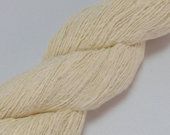 Peut inclure: Une pelote de fil de couleur naturelle, torsadée en forme de corde. Le fil semble être fait d'un matériau doux et fibreux, avec une surface légèrement texturée. La couleur neutre suggère qu'il peut être utilisé pour divers projets de tricot ou de crochet.