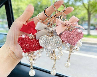 Llavero de corazón de diamantes de imitación de lujo con lazo de seda y perla, dije personalizado para bolso de coqueta, elegante regalo hecho a mano para ella, dama de honor, aniversario.