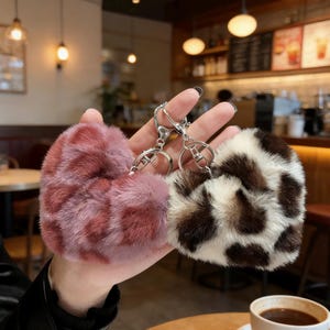 Porte-clés coeur en fausse fourrure de lapin Rex, breloque de sac mignon à pompons, porte-clés tendance imprimé léopard, cadeau d'anniversaire mignon petite amie, cadeau pour les filles