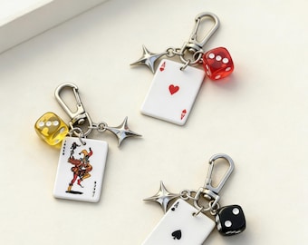 Llavero con dados de cartas de juego, colgante para bolso con as de picas, accesorio con temática de casino, llavero estrella Y2K, llavero de estilo urbano, regalo de juego para él