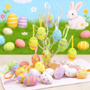 Puede incluir: Decoraciones de Pascua con huevos coloridos con varios diseños y cintas. También hay una figura de conejo blanco y un árbol decorativo con huevos colgantes. El fondo incluye un césped verde y un cielo azul.