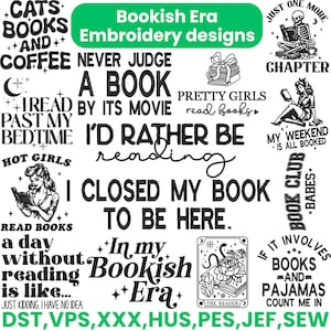Op de afbeelding: Een verzameling zwarte borduurontwerpen met boekgerelateerde citaten en illustraties, waaronder een skelet, een personage in pin-upstijl, een tarotkaart en teksten zoals 'Cats, Books and Coffee', 'I'd Rather Be Reading' en 'In My Bookish Era'.