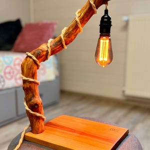 Elegante candeeiro de mesa em madeira de cerejeira com base em madeira de macieira – Natural. Aconchegante. Feito à mão. Com lâmpada LED.