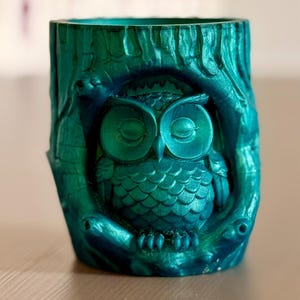 Portalápices "Búho en un tronco de árbol" de resina epoxi – maceta para suculentas – figura decorativa de búho – regalo para amantes de la naturaleza