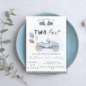 Può includere: Un invito di compleanno azzurro con un'illustrazione di auto d'epoca e la scritta "TWO fast". L'invito include il testo "Race on over to celebrate Matthew's 2nd birthday" e i dettagli dell'evento.