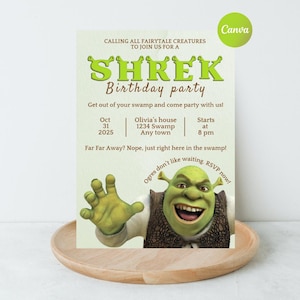 Op de afbeelding: Een lichtgroene Shrek-verjaardagskaart. De uitnodiging bevat het woord "Shrek" in grote, groene letters in cartoonstijl. De uitnodiging bevat de datum, tijd en locatie van het feest, samen met een cartoonafbeelding van Shrek.