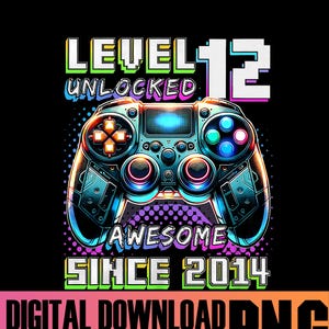 Może przedstawiać: Cyfrowa grafika z niebiesko-zielonym i niebieskim kontrolerem do gier wideo oraz tekstem "LEVEL 12 UNLOCKED AWESOME SINCE 2014". Kontroler ma kolorowe przyciski. U dołu znajduje się tekst "DIGITAL DOWNLOAD PNG HIGH QUALITY".