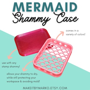 Op de afbeelding: Een roze shammy-etui met zeemeermintthema met een bijpassende lade. De etui heeft een schubbenachtig ontwerp en is ontworpen om een shammy te laten drogen en tegelijkertijd de werkruimte te beschermen. De tekst zegt dat het in verschillende kleuren verkrijgbaar is.
