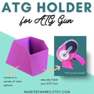 Peut inclure: Un support ATG magenta avec le texte "ATG HOLDER for ATG Gun". Le support est présenté à côté d'un pistolet ATG et est décrit comme tenant fermement le pistolet. Le support est disponible dans une variété d'options de couleurs.
