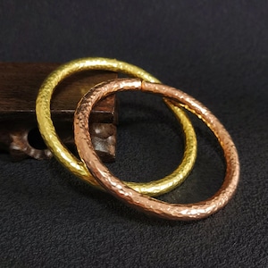 Handgjort hamrat koppararmband: Minimalistiskt koppararmband, elegant vardagsarmband, lager-av-lager-koppararmband, unik handgjord present