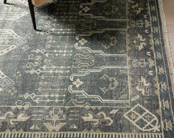 Alfombra de lana anudada a mano, diseño geométrico tribal bohemio, decoración rústica neutra.